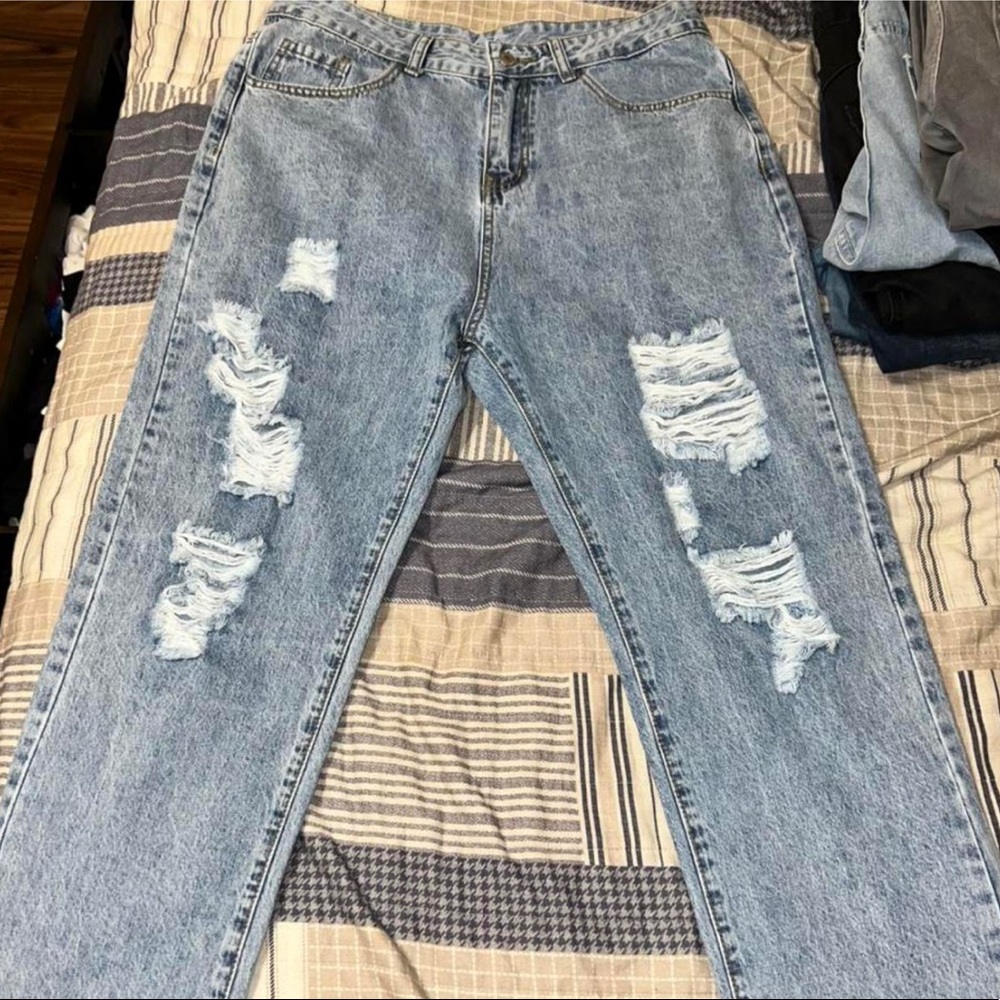 Very nice ripped blue jeans
#jeans #menjeans #straightjeans #rippedjeans